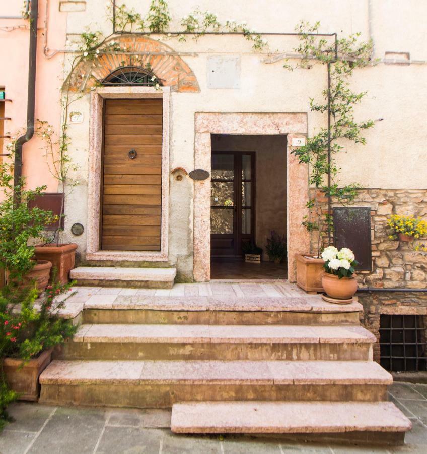 Le Dame Del Borgo Apartment Sassetta Bagian luar foto